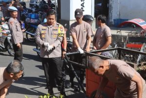 Polres Bondowoso Bersama Warga Melaksanakan Kegiatan Pembersihan Sampah di Pasar Induk