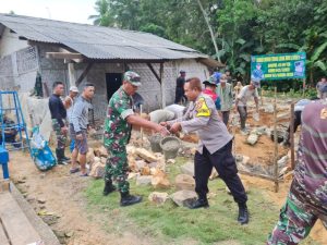 Lanjutkan Program Bedah Rumah, Danramil Mewakili Dandim 0421/Ls, Laksanakan Peletakan Batu Pertama Pembangunan RTLH