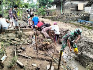 Peduli Lingkungan, Babinsa Kodim 0421/Ls Membantu Warga Gotong Royong Pembuatan Siring/Talud
