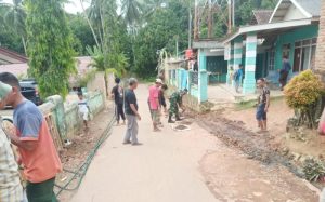 Cegah Banjir, Babinsa Kodim 0421/Ls, Bersama Warga Gotong Royong Bersihkan Saluran Air
