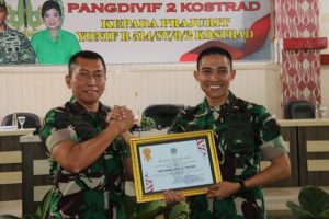 Pangdivif 2 Kostrad Berikan Penghargaan ke Yonif Raider 514/SY