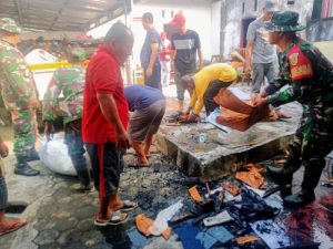 Wujud Kepedulian Kepada Warga Yang Mengalami Musibah, Babinsa Kodim 0421/Ls Bantu Bersihkan Puing Pasca Kebakaran