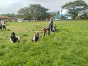 Babinsa Kodim 0421/Ls Bersama Warga Gotong Royong Bersihkan Lapangan Jelang HUT RI