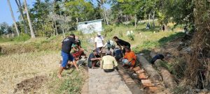 Kawan Sejalan Cafe Tasnan Dan Warga Dusun Karang Katak Desa Taman Grujugan Bondowoso Perbaiki Jalan Tanpa Bantuan Pemerintah