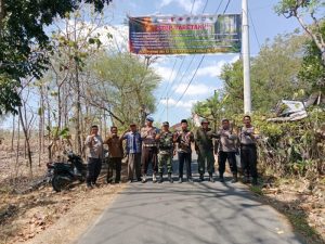 KRPH Kladi Bersama Koramil 16 Dan Polsek Cermee Melaksanakan Pemasangan Bener Himbauan Untuk Warga