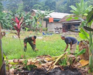 Budayakan Gotong Royong Babinsa Kodim 0421/Ls Kerja Bakti Bersihkan Makam