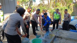Polres Bondowoso Gandeng BPBD Dan Damkar Salurkan Air Bersih ke Warga Kecamatan Tegalampel