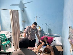 AKBP Yusriandi Yusrin Besuk Warga Lampung Selatan Yang Alami Kanker Tulang Dan Tumor Mata