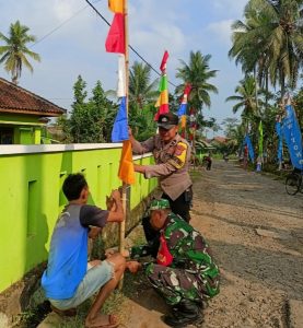 Menyambut HUT RI Ke 78 Babinsa Gotong Royong Dengan Warga Memasang Bendera Dan Umbul-Umbul
