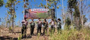 Cegah Karhutla, Perum Perhutani KPH Bondowoso Melaksanakan Pemasangan Banner