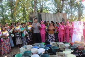 Polres Bondowoso Bersama Ibu Bhayangkari Turun Langsung Salurkan Bantuan Air Bersih ke Masyarakat