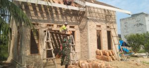 Bentuk Kepedulian, Babinsa Kodim 0421/Ls Bantu Proses Pemasangan Atap Rumah Warga