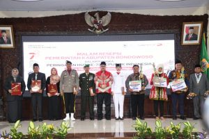 Bupati Bondowoso Memberikan Penghargaan Kepada Anggota Kodim 0822 Sebagai Pelatih Paskibraka