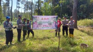 Untuk Menjaga Kelestarian Hutan, Polsek Tlogosari Bondowoso Tanam Ratusan Pohon