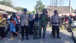 Kanit Binmas Bersama Babinsa Koramil Arjasa Laksanakan Pengamanan Pawai Budaya