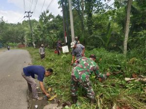Peduli Lingkungan, Babinsa Kodim 0421/Ls Bersama Warga Gotong Royong Bersihkan Rumput Kanan Kiri Jalan