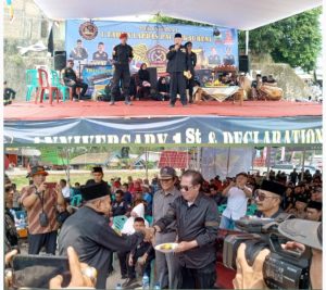 Puncak Acara HUT Ke-1 LAPBAS Indonesia PAC Bakauheni, Ditandai Dengan Potong Tumpeng Dan Pentas Seni Budaya Atraksi Debus