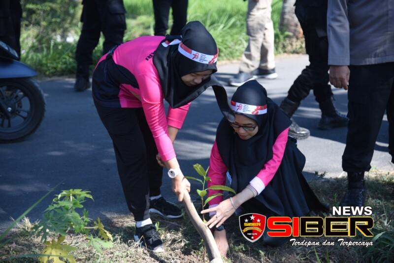 Suasana Saat Melakukan Penanaman Seribu Pohon(dok.foto.adm)