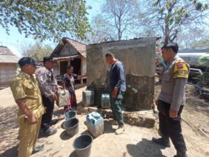 BPBD Bondowoso Gandeng Polsek Cermee Dan Pemerintah Desa Lakukan Kegiatan Penyaluran Air Bersih Didesa Kladi