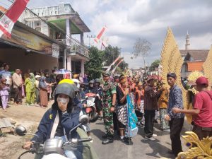 Babinsa Koramil 0822/12 Sukosari, Kawal Pawai Budaya Dalam Rangka Memperingati HUT RI Ke-78
