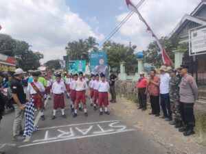 Forkopimcam Gandeng Kapolsek Dan Danposramil 12/ Sumberwringin Lepas Lomba Gerak Jalan Tingkat SD