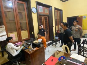 Kasat Narkoba Polres Bondowoso Pimpin Langsung Penangkapan Didesa Karangmelok Diduga Pengedar Narkotika Jenis Sabu