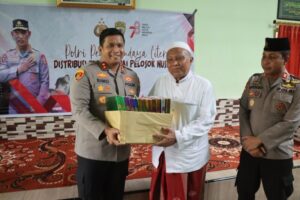 Kapolres Bondowoso Berikan Buku Kepada Ponpes Nurul Burhan Badean
