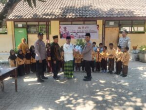 Polsek Grujugan Salurkan Bantuan Buku Bacaan Kepada MI Bustanul Ulum