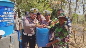 Sambut HUT Lantas Yang Ke 68 Satlantas Polres Bondowoso Bagikan Air Bersih Di Desa Klabang Dan Blimbing
