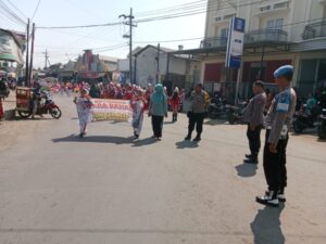 Polsek Lakukan Pengamanan Pawai yang Digelar Siswa Dan Siswi SDN Cermee 5