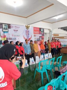 Bersama Pemdes Kembiritan, Kades Salurkan Program CSR Tahun 2023