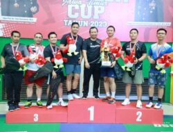 Kapolda Jatim Serahkan Piala Kepada Kapolres Bondowoso Juara Pertama Badminton Kapolda Cup 2023