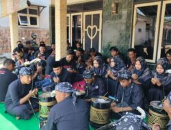 Lantunan Sholawat Didesa Grujugan Kidul Bondowoso Bersama Musik Patrol Sunan Kalijogo Gandeng Mobrig37 Dan Ditutup Bagikan Puluhan Beras