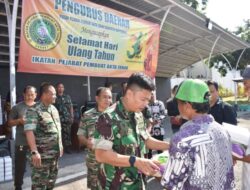 Menyambut HUT TNI 78 Kodim 0825 Membagikan Sembako Dan Logistik Kepada 407 Tukang Becak di Wilayah Kabupaten Banyuwangi