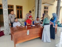 Bhabinkamtibmas Lakukan Monitoring Penyaluran Bantuan Beras Pangan di Desa Batu Ampar