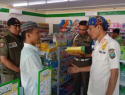 Satpolpp  Bondowoso Ancam Akan Cabut Ijin Untuk Toko Yang Tidak Patuh Aturan