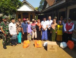 PJ Bupati Bondowoso Serta Kadinsos Didampingi Kapolsek Maesan Bersama Danramil Serahkan Bantuan Kepada Warga Sumber Anyar