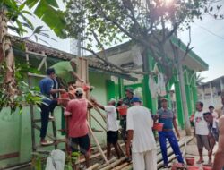 Jalin Kebersamaan Babinsa Kodim 0421/LS Gotong Royong Bangun Masjid