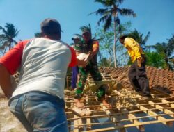 Manunggal Bersama Rakyat, Babinsa Kodim 0421/LS Bantu Warga Perbaiki Rumah Warga