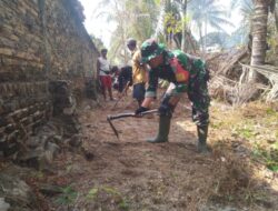 Wujud Sinergitas Babinsa Koramil 421-03/Pnh, Gotong Royong Bersama Warga Bangun Badan Jalan