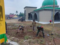 Peduli Sarana Tempat Ibadah, Babinsa Kodim 0421/Ls, Ajak Masyarakat Kerja Bakti Bersihkan Lingkungan Masjid