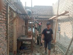 Ringankan Beban Warganya, Babinsa Kodim 0421/Ls, Bantu Bangun Rumah Warga