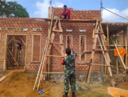 Bantu Kesulitan Rakyat, Babinsa Kodim 0421/Ls, Bantu Bangun Rumah Warga