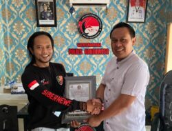 Kasat Resnarkoba Bondowoso Dapat Penghargaan Dari PT SIBERNEWS MULTIMEDIA Atas Kerjasama Pemberitaan Sosialisasi Kampung Bebas Narkoba