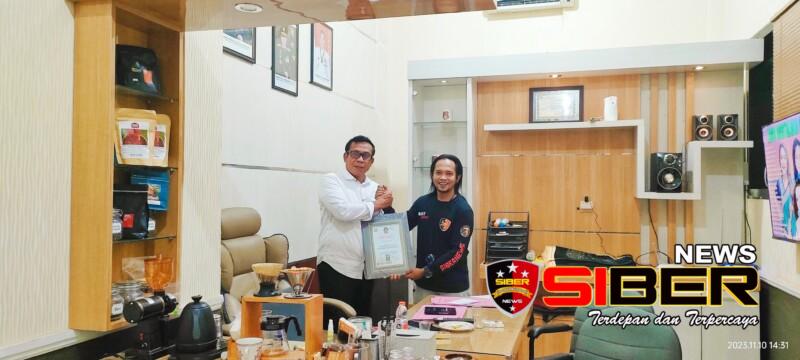 AKP Joko Susanto,.S.sos,SH Kasat Reskrim Polres Bondowoso (Baju Putih) Saat Menerima penghargaan Dari PT Sibernews Multimedia.(dok.foto.SN)