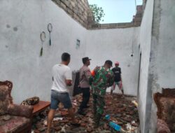 Personil Polsek Wonosari Bantu Evakuasi Pohon Tumbang Akibat Terjangan Angin Puting Beliung