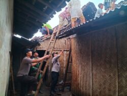 Sinergitas, Polisi bersama TNI dan Warga Tangani Dampak Puting Beliung di Bondowoso