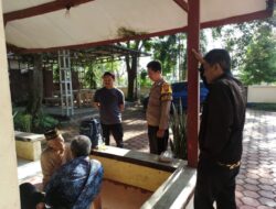 Bhabinkamtibmas Polsek Grujugan yang peduli dengan Seorang Kakek yang tinggal di Hutan Pinus