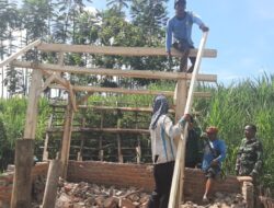 Babinsa Koramil 0822/07 Maesan Bersama Warga Membuat Pondok Keranda
