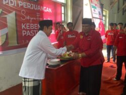 Meriahkan HUT PDI Yang ke 51, DPC Serta PAC Potong Tumpeng Dikediaman Edi Sudiyanto